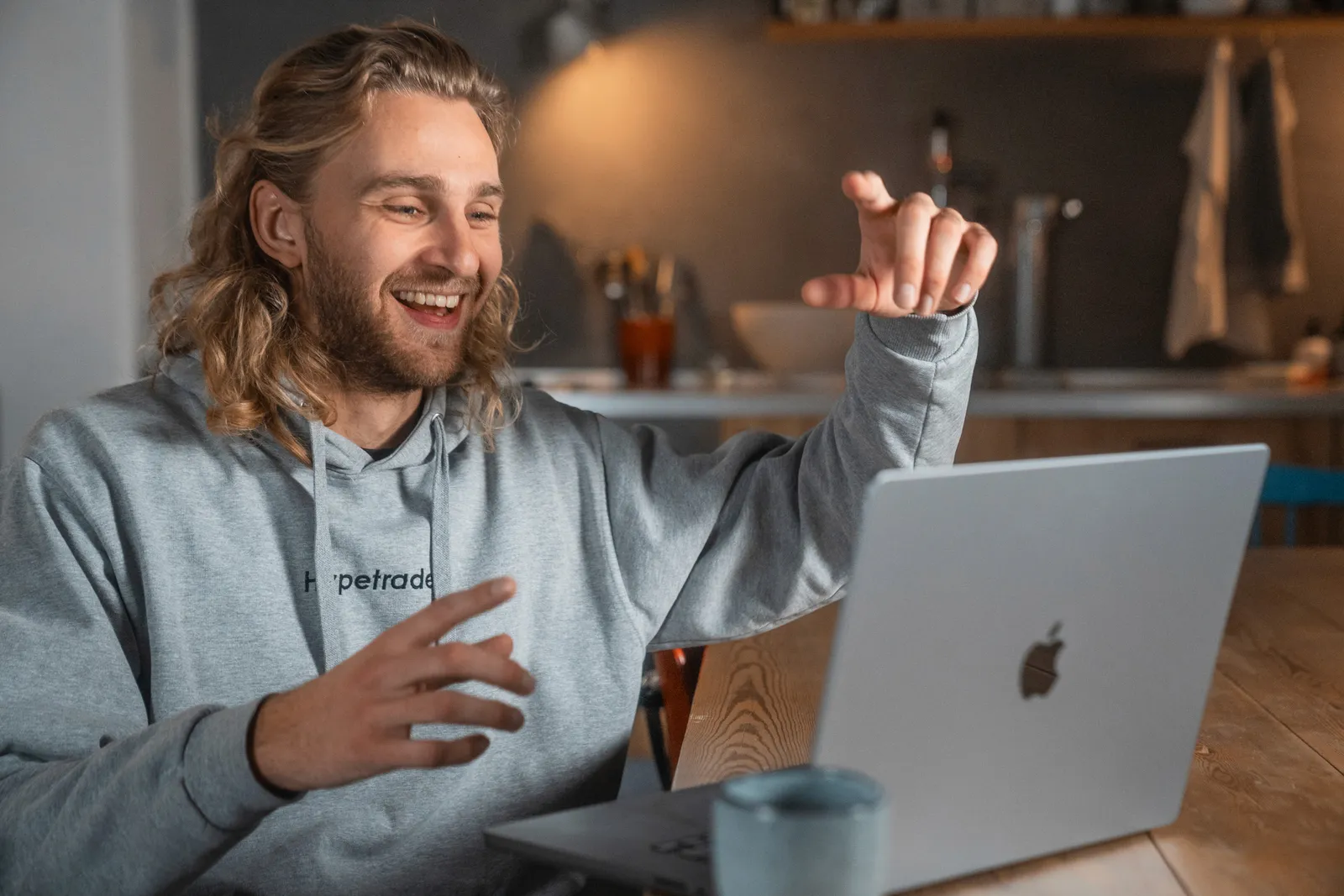 Underviser smiler under en online lektion