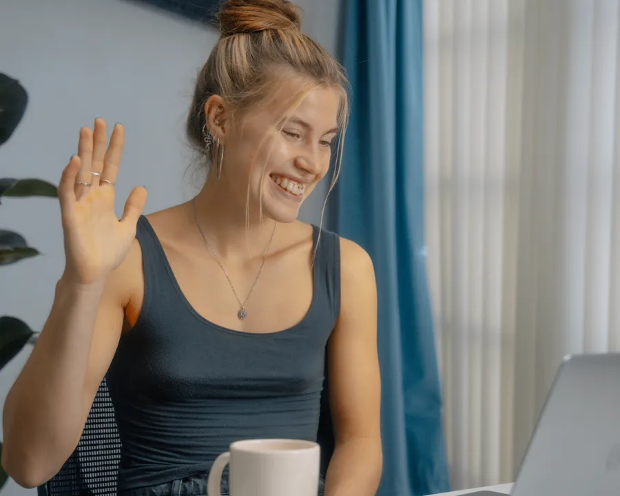 Elev vinker til sin tutor på en online lektion